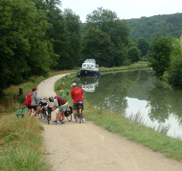 Cyclists stop near Écluse 32 S Gissey on the Burgundy Canal, France