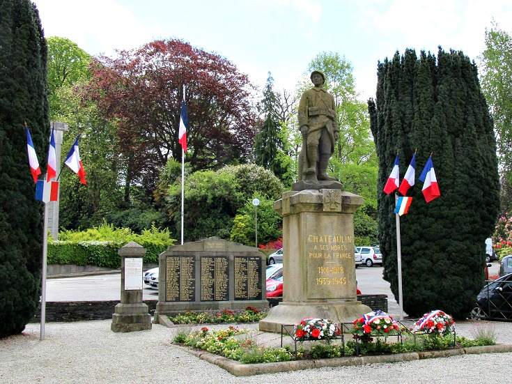 War memorial, Châteaulin, Nantes à Brest Canal, Brittany, France