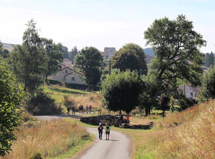 Walkers on the GR70 approach the town of Landos